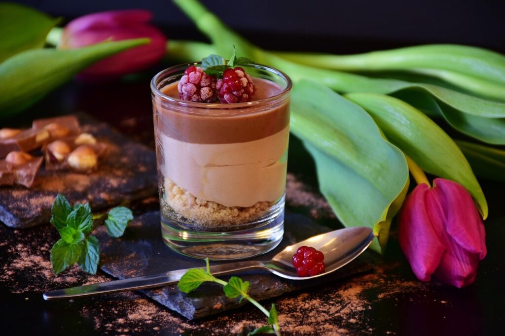 Vegan dessert: chocolademousse gepresenteerd met uitzicht op het meer