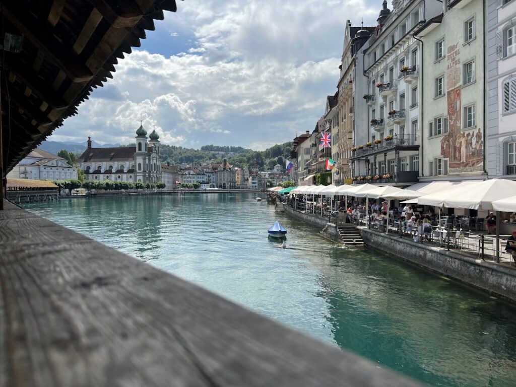 Wandelroute door de oude stad van Luzern met uitzicht op de brug