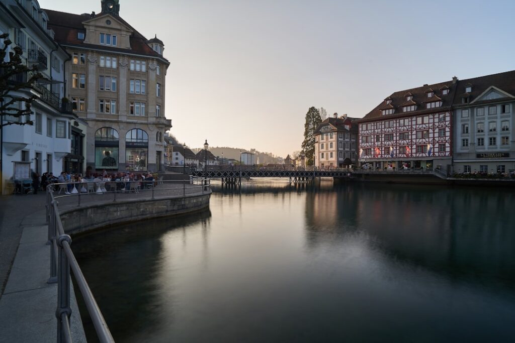 Kapellbrücke w Lucernie o wschodzie słońca