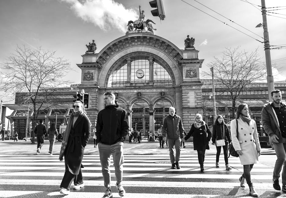 Front dworca w Lozannie z postojem taksówek i wsiadającymi pasażerami