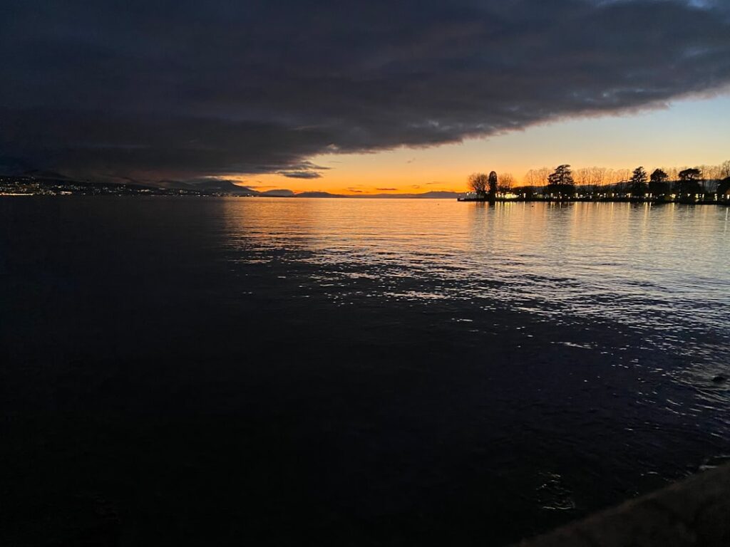 Promenada Quai d'Ouchy nad Jeziorem Genewskim o wschodzie słońca