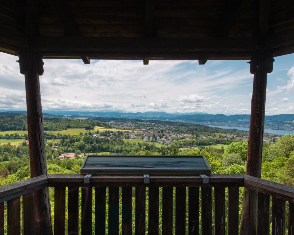 Drewniana wieża Sauvabelin i leśna panorama z widokiem na jezioro